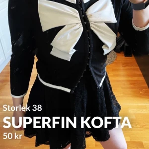 Otroligt fin svart kofta - Denna kofta är väldigt fin och unik, den passar till alla möjliga olika stilar och outfits! Den är endast använd ett fåtal gånger. Den är väldigt skön och stretchig i tyget. Vet inte exakt vad fraktkostnaden ligger på men kan kolla upp det om så önskas ☀️☀️