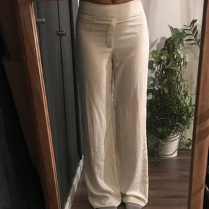 Vita kostymbyxor  - Vita kostymbyxor i mycket bra skick, kommer bara inte till användning då det inte är min stil. Köparen står för frakten! 