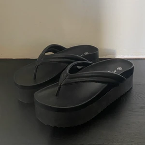 Platform flippflopps - Platforma från Monki i veganskt läder och är i en storlek 40. Knappt använda ! 