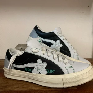 Golf le fluer x converse  - Tyler the creator skor x converse påse kommer med. använd varsamt ska tvätta dom om jag får köpare men har bara en intressekoll just nu. kom privat om du har ett bud 