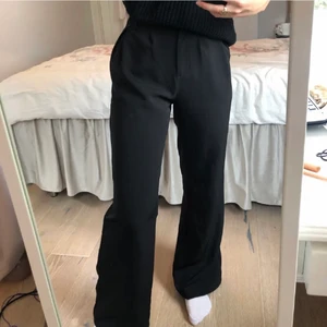 Svarta kostymbyxor - Säljer dessa svarta kostymbyxor från nakd i strl 34. Köpare står för frakt