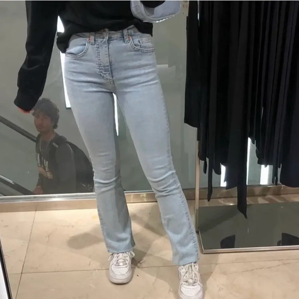 Zara jeans i flare/bootcut i storlek 32. Passar någon som är lite kortare runt 155cm (förra säljarens bilder). Jeans & Byxor.