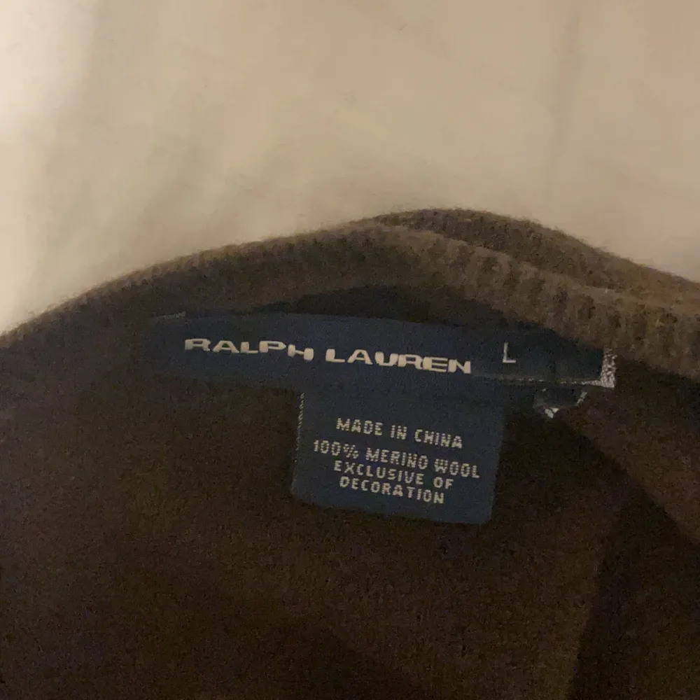 stickad kofta från Ralph Lauren i storlek L men som tyvärr har krympt jättemycket i torktumlaren hahah! Så nu är den typ XXS skulle jag säga! Men den är supersöt ändå! Undvik bara torktumlaren…. Tröjor & Koftor.