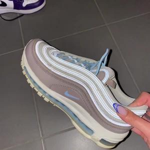 Nike Air Max 97 Spruce Aura - 🤍 Spruce Aura 97s, använda några gånger men är fortfarande i fint skick enligt bild! Verkar vara slutsålda överallt i de flesta storlekar, nypris va 1949:- 🤍 Skickas för 99kr med postnord, inte i sin originalkartong. Coola reflexer som syns på första bilden