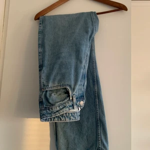 Row Weekday 27/32 - Säljer ett par Row från Weekday i ljusblå tvätt. Använt fint skick, inget särskilt att anmärka på förutom att de töjt sig ngt i storleken. Kan skickas mot fraktkostnad. 