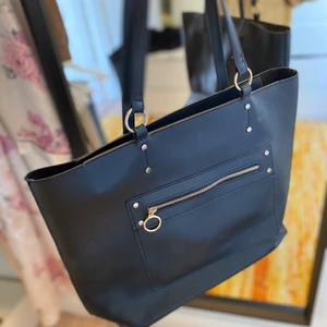 Svart stor väska  - En svart stor väska som rymmer mycket saker