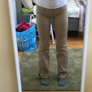 Beiga byxor från disel - Skitsnygga lågmidjade byxor från disel! De är tyvärr för små för mig men har najs passform och är i gott skick! Är lagom på längden på mig som är 168 när de är uppvikta som på första bilden! Passar alltså längre!