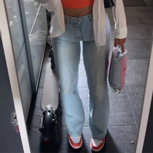 Vida jeans - De mest perfekta vida jeansen man kan hitta, passar perfekt och sitter på plats, storlek M men passar även s om man vill ha mer oversized, jag är 167 och de hänger på skorna på mig så de passar även lite längre människor🤩 från lager 157 denna färgen säljs inte längre