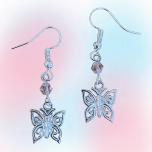 Handgjorda örhängen  - Jättesöta handgjorda örhängen med fjärilar 🦋 skriv om funderingar 💓