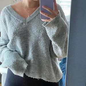 Stickad tröja  - Väldigt härlig stickad tröja från Na-Kd! Är en storlek L men passar på mig som i vanliga fall har S. Är ganska lång i ärmarna dock. 100+frakt🤍frakten kan diskuteras! 
