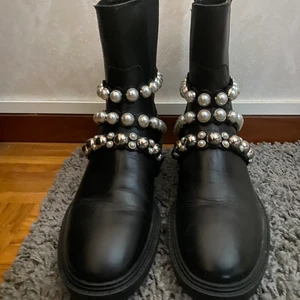 Zara  - Säljer ett par boots ifrån zara anvädigt en gång 