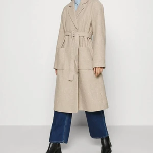 Beige kappa  - Säljer en beige kappa ifrån Gina tricot i storlek 36. Den är oversize i modellen så passar 38 också! Är bara använd ett fåtal gånger, den är som i nyskick. Den är perfekt nu till hösten/vintern. Nypriset var 699kr💘 kan gå ner i pris vid snabb affär! 