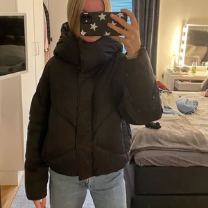 Pufferjacka - Såå snygg o mysig pufferjacka ifrån NA-KD. Köpt förra året men i superfint skick! Nypris 700, jag säljer för 500! ❤️