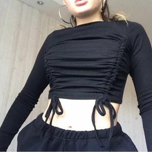 JeansFactory långärmad crop top, oanvänd. - Helt sprillans ny crop top från franska sidan JeansFactory, beställde massa kläder hem men sen när jag väl hade den hemma så var det inte riktigt min stil. Den är helt oanvänd, med prislappen på och kommer med orginalplasten/förpackningen. Säljer så någon annan kan uppskatta den och att den inte ligger i min garderob och ”dammar”.  : ) 