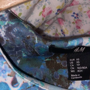 HM klänning - xs, kanske 5 år gammalt, knappt använd, åtsittande, Kim k vibes😭 ja säljer den för att ja har för mycket kläder och den har börjat bli lite tajt på mig som är storlek s och 179 lång