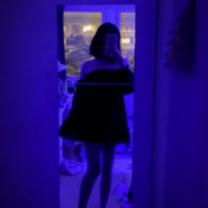 Shein svart klänning S (Passar som M) - Splitternykondition, lite för kort (är 172), har vanligtvis M men denna passar perfekt. 