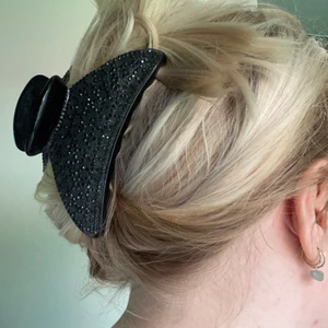 Hårklämma - Svart hårklämma säljs för 25kr+12kr frakt✨