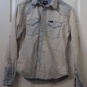 Lee Denim Jacket - Super fin tunn jeans jacka från Lee!😍 Jätte fin ljust jeans material och trendig :) Storlek S men passar XS jättebra också😻 Säljer pga att jag ej har använt den så mycket så den är väldigt sparsamt använd. Skulle säga 2/3 ggr. Men den har jätte fin vintage style och är som ny☺️🙌😫 