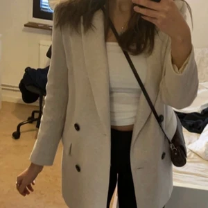 Zara kappa - Säljer denhär supersnygga höst/vår kappan från zara strl S, den är använd Max 3ggr så den är som ny, får aldrig tillfälle till att ta på mig den så väljer att sälja, 300kr, den är aningen oversize så skulle säga att den är en strl M men S funkar också om man vill ha den oversize💗