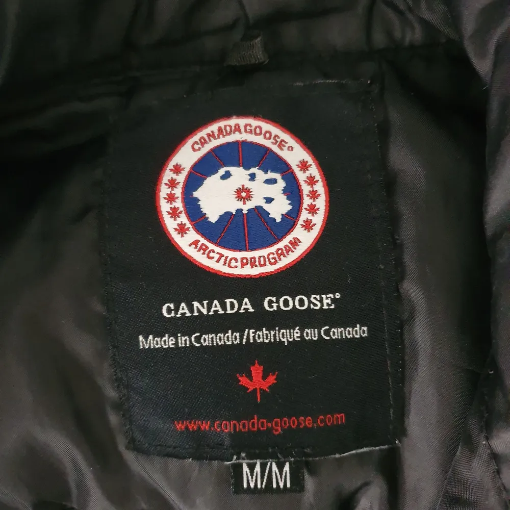 Äkta Canada goose väst sparsamt använd köpt för 2-3 år sen. Storlek M  Tröjan i bilden säljs ochså om man skulle vara intresserad en adidas tröja knappt använd storlek M. Övrigt.