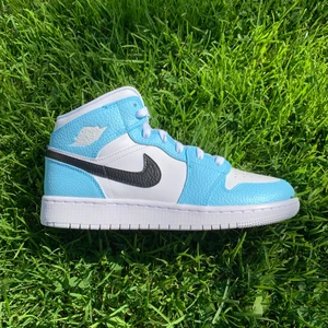 Custom Jordan 1 mid - Säljer ett par custom Jordan 1 mids med ”baby blå” design! Skorna är storlek 39 och helt oanvända 🤍 Jag säljer de för 1900kr + frakt (ordinarie 2100kr + frakt men de har små missfärgningar, kom privat för fler bilder). Originalbox och fysiskt kvitto på skorna medföljer vid köp 💙 följ gärna min instagram, @mw_customzz för fler designs. Tävling vid 1000 följare!!!