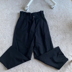 ARKET - Pyttelite stickiga vid midjan. Annars skit sköna och är super snygga till vad som helst!! Material:Ull. Nypris ca 800kr! 