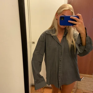Thrifted skjorta - Shoppat second hand, mörkgrå och skön!
