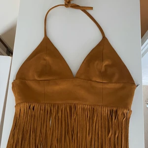 Sexy CowGirl - Brun triangeltopp av mocka. Fransar nedantill & knyts med snöre bakom nacken.