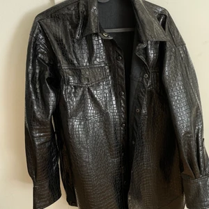 Fake skinn jacka  - Fake skinn jacka i ormskinsmönster knappt använd 