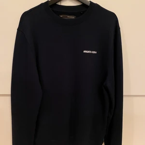 Axel Arigato tröja strl S - Säljer min Axel Arigato tröja i strl Small. Använd fåtal gånger och i fint skick. Köparen står för frakten😁😁