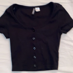 Topp - Väldigt fin liten topp som är fin till sommaren eller till ett par fina höga byxor använt 2 gånger ungefär den har knappar som man kan knäppa upp storlek xs 