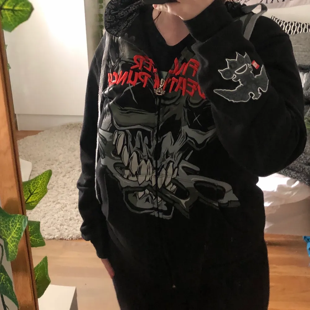 Skitcool och skön hoodie från Five Finger Death Punch i bra skick<3 Säljer eftersom den inte kommer till användning:( Kontakta mig för fler bilder!. Hoodies.