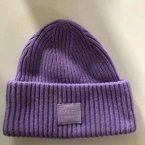 Acnemössa  - Nu säljer jag min jätte fina lila acne mössa!🤍 säljer pågrund av att den inte kommer till användning längre tyvärr! Den är i helt nytt skick för bara andvänt några få gånger!🤍 Köp direkt för 750kr + 45 kr frakt!