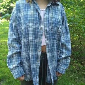 Blå flannellskjorta - Mysig och snygg! Kommer inte till användning, är inte riktigt min "stil". Skriv för fler bilder! Budgivning avslutas den 5/9:). Högsta bud just nu: 65 kr