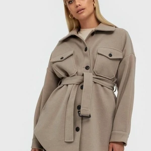 Shacket - Tänkte göra en intressekoll på min shacket/kappa från Nelly i storlek XS då den inte kommer till användning. Den är i bra skick och hoppas någon annan kan få bättre användning av den. Skicka för mer info om kostnad osv💕✨🤍