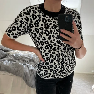 T-shirt  - En väldigt fin t-shirt i bra kvalite från Lindex, med ett tjockare material som gör att den känns lite mer exklusiv!🌸  tyvärr har den inte kommit till användning mer än nån enstaka gång 🌸 frakt ingår inte i priset! 