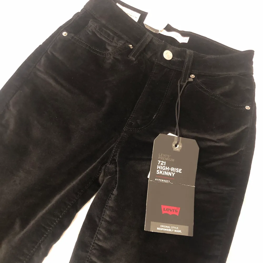 Nyköpta och oanvända jeans från Levi’s med mokka / sammet tyg. Pris kan diskuteras . Jeans & Byxor.