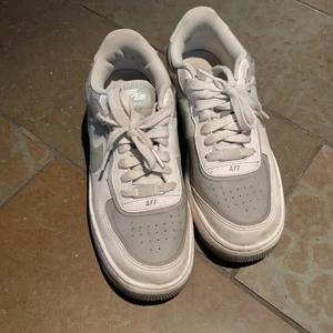 Nike air force 1 shadow grey - Säljer mina snygga air force då de inte kommer till användning!💕 köpta för ungefär ett år sedan och sparsamt använda, inga defekter🌟 nypris 1899kr⚡️ buda i kommentarerna om flera är intresserade, köp direkt för 800kr, men kan gå ner i pris vid snabb affär