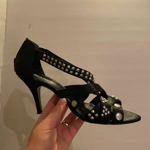 Party klackar i strl 39 - Ett par skitfräna klackar som är sparsamt använda i storlek 39! 75kr eller lägg ett bud💓