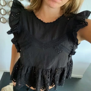 Zara topp - Så snygg zara topp som inte kommer till användning längre. Köpt för två somrar sen så går inte längre att köpa i butik. Storlek S. Köparen står för frakten. 80kr eller bud.