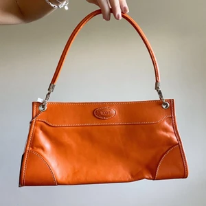 Orange Tods Bag - Säljer denna superfina väskan från märket Tods. Den är i en väldigt fin orange färg och passar till nästan allt. Den är rymlig och passar perfekt såhär till hösten. Använd sparsamt men är i bra skick. Om fler är intresserade blir det budgivning *Frakt tillkommer*