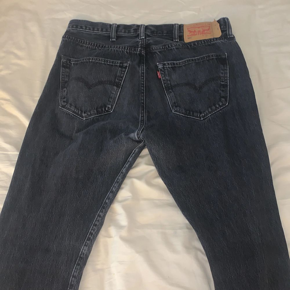 Svarta Levis jeans - Levi's | Plick Second Hand