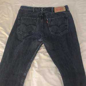 Jätte snygga svart-gråa Levis jeans i jätte bra skick passar som lösa på folk som har 38(S),40(M),42(L) i jeans och lite tajtare till er med 44(XL)💞💞💞