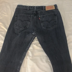 Svarta Levis jeans - Jätte snygga svart-gråa Levis jeans i jätte bra skick passar som lösa på folk som har 38(S),40(M),42(L) i jeans och lite tajtare till er med 44(XL)💞💞💞