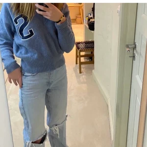 Zara jeans - Skitnsygga och i modellen 90s full lenght med hål på knäna,