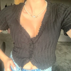 Svart urringad tröja - Väldigt fin tröja från Zara med urringning. Tagit av prislappen men aldrig använt den så säljer den nu. Frakt betalas av köparen🥰 kommer inte ihåg nypris men gissar på att det låg runt 150 kr eller något sånt!