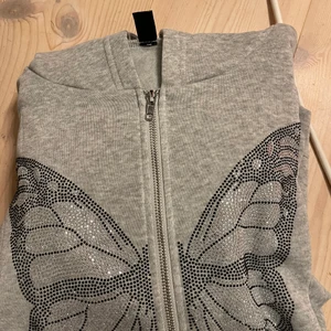 Vintage tröja  - Jätte fin tröja med vintage stil som jag inte använder. Använd enstaka gång. Storlek M. Glöm ej att bud är bindande och frakt ingår inte i priset🥰