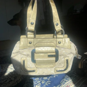 Guess väska - Säljer denna jätte gulliga äkta Guess väska. Väskan har några skrapor men annars i jätte god sick!❤️