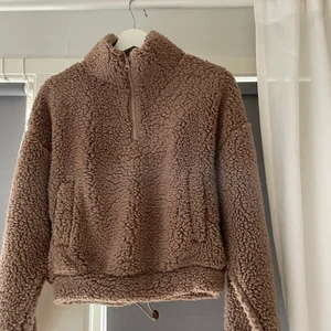 Mysig ull tröja - En mysig ull tröja från Bik Bok i storlek S. Passar perfekt till vintern i en fin brun färg. Går att att själv bestämma hur tight du vill ha den i magen😊😊 använd 1 gång sen jag köpte den förra vintern, säljer så att den kommer till användning istället för att den ska hänga i min garderob bara🥺