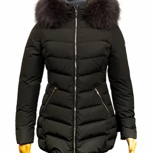 Rockandblue vinterjacka med äkta päls  - Jackan är väldigt fin och formar kroppen fint då den är fingurnära och figursydd samtidigt som den har perfekt längd. Den är i väldigt bra skick, enda problemet är att dragkedjan harklar sig ibland, men det går enkelt att fixa. Den är storlek 34 och har äkta päls dock ljusbrun alltså inte som på bilden. Jag kan självklart skicka bilder på jackan privat också. Ordinariepris: 3 900kr 